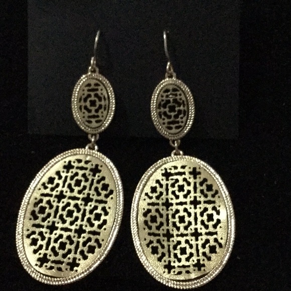 New York and Company hanging earrings - Picture 2 of 4